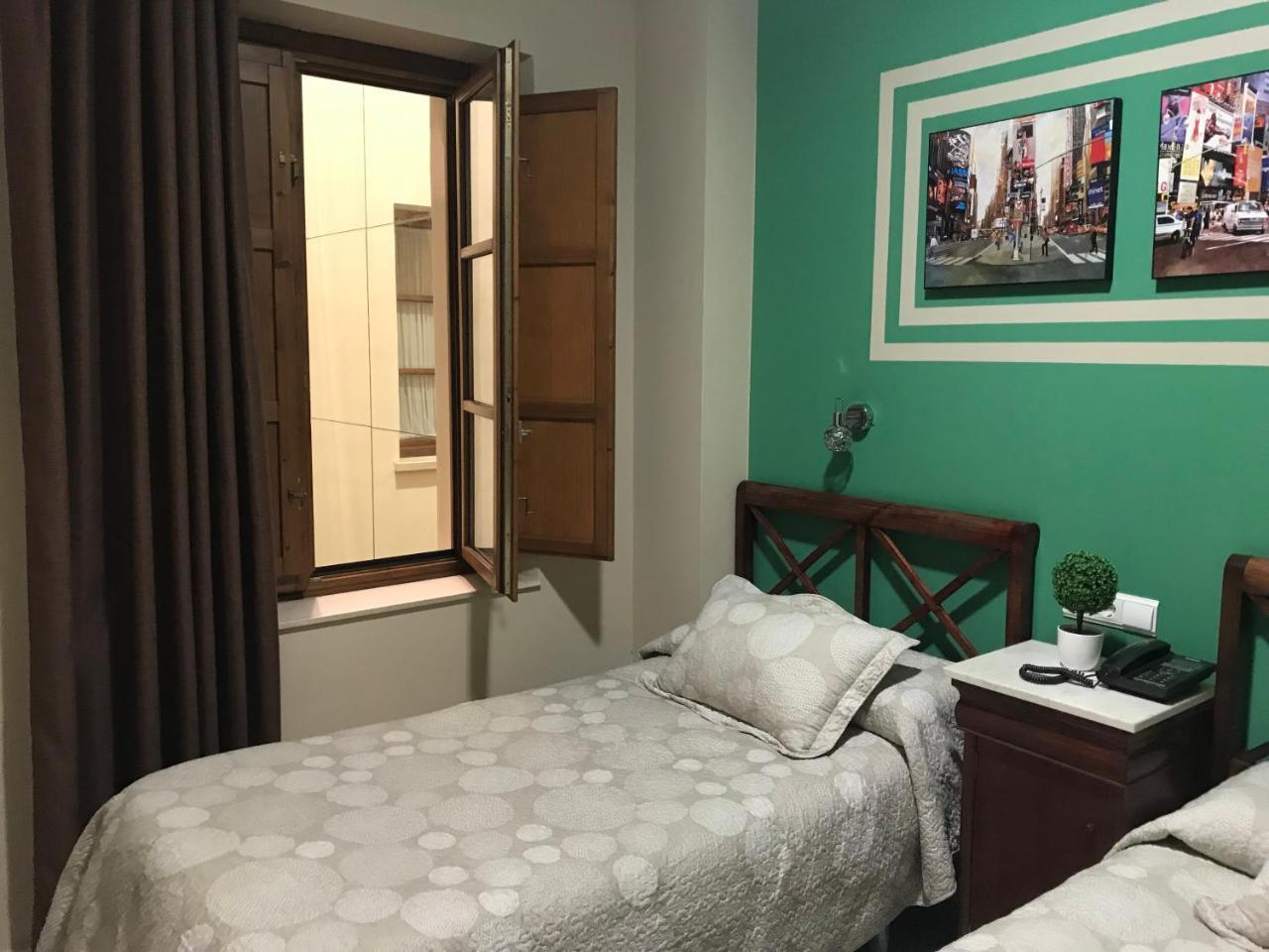 Hostal Puerta Carmona Sevilla Bagian luar foto