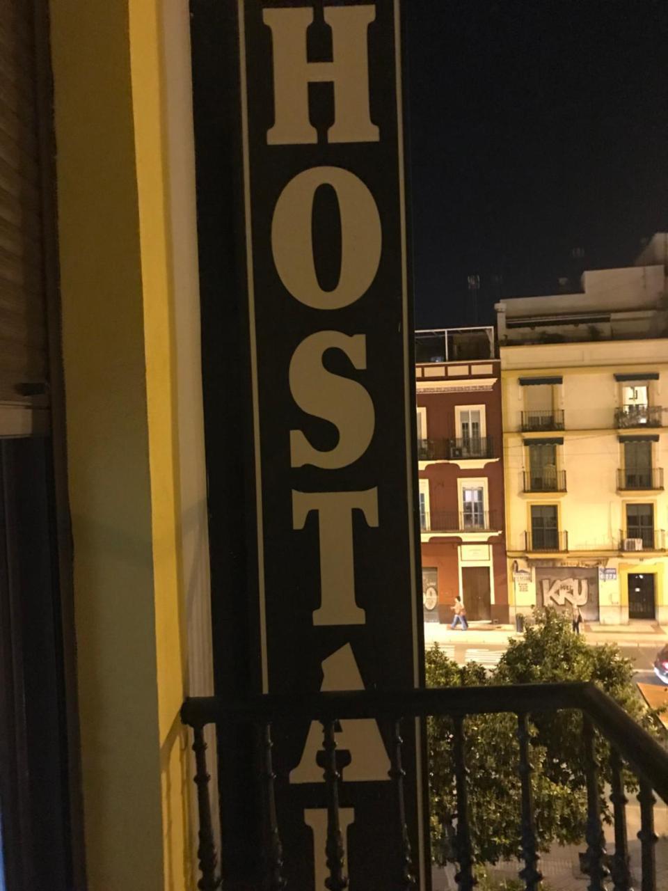 Hostal Puerta Carmona Sevilla Bagian luar foto