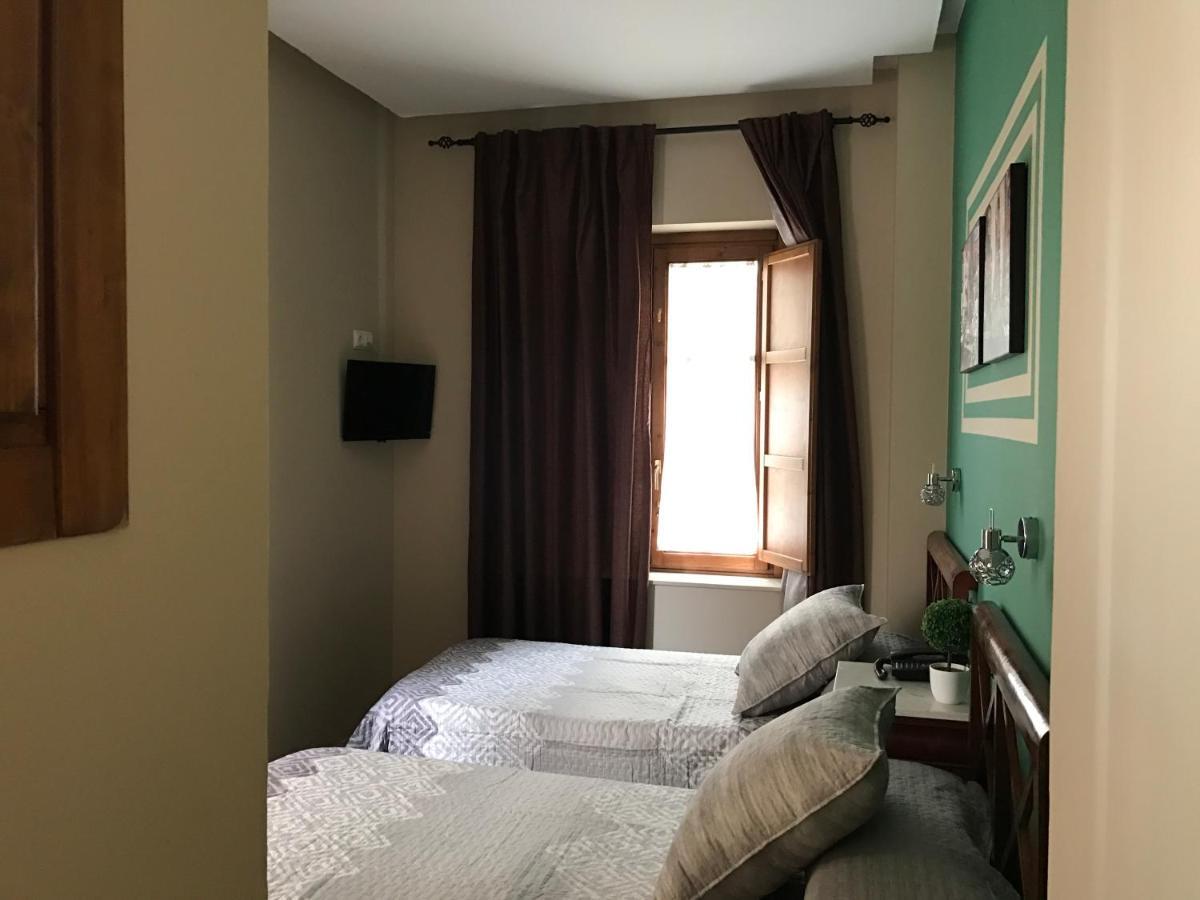 Hostal Puerta Carmona Sevilla Bagian luar foto