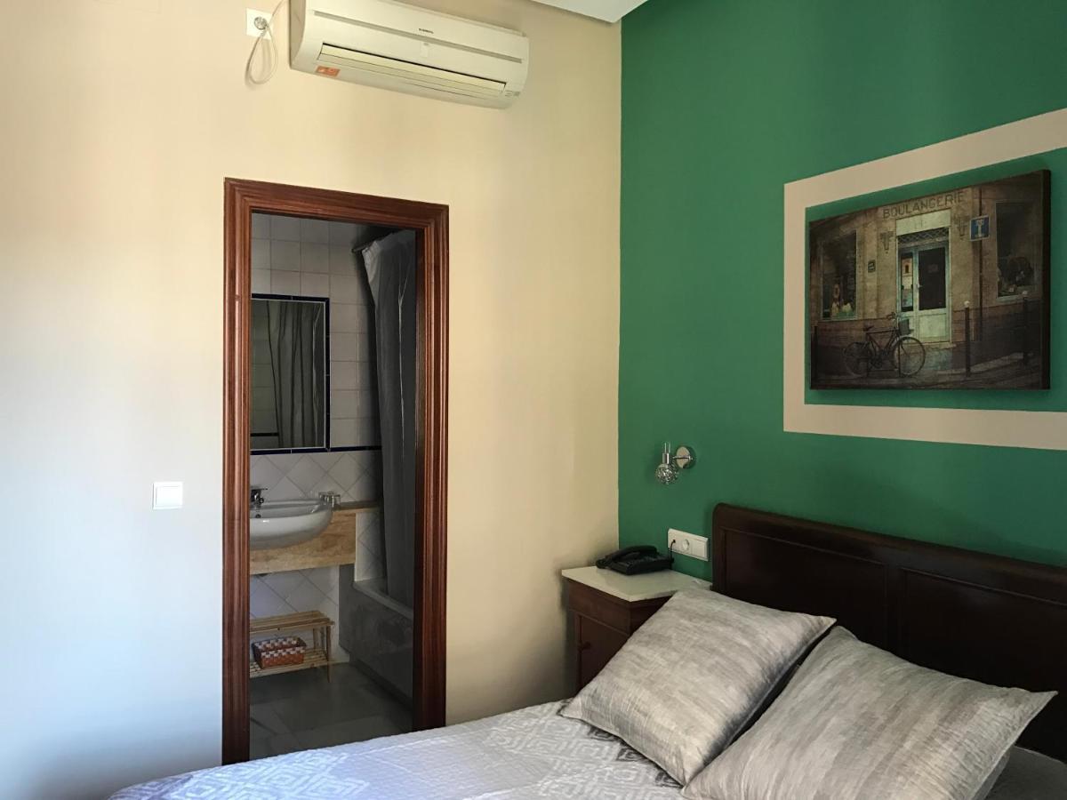 Hostal Puerta Carmona Sevilla Bagian luar foto